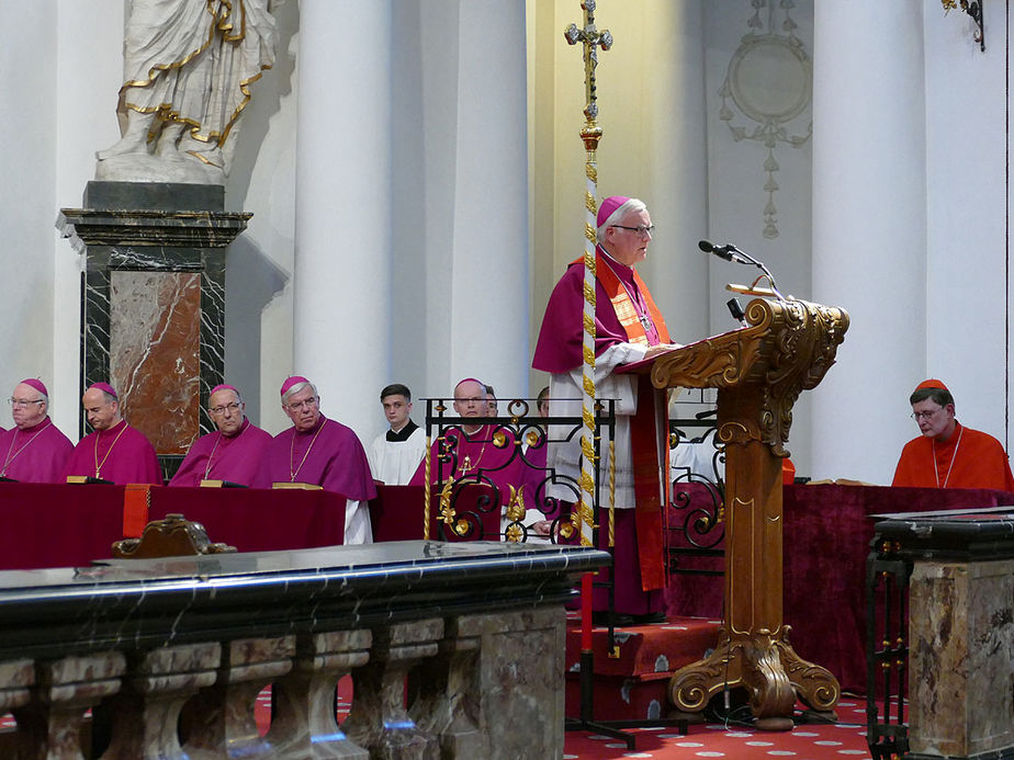 Abschlussvesper der Bischofskonferenz mit Austeilung des Bonifatiussegens (Foto: Karl-Franz Thiede)